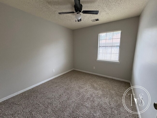 Building Photo - MOVE IN SPECIAL: $1000 OFF 1ST MONTH'S RENT!**
