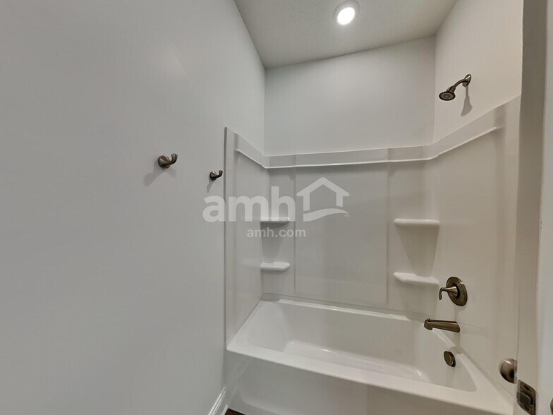 Building Photo - 400 Golden Maple Pl