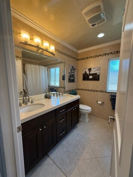 Building Photo - 6039 Greenbush Ave