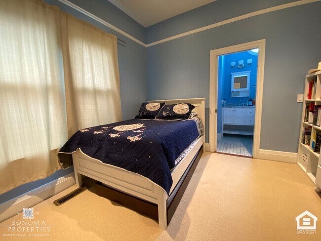 Building Photo - Stunning Furnished Eastside Home