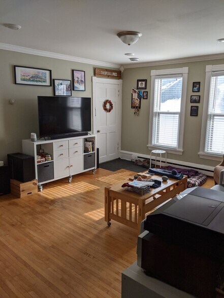 Looking at front door entrance into living room. - 1320 Jefferson St NE