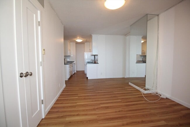 Building Photo - 65 E India Row
