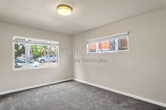 Building Photo - 425 Bonair St