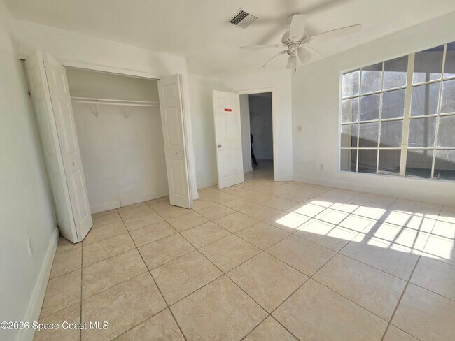 Building Photo - 771 Onyx Dr NE