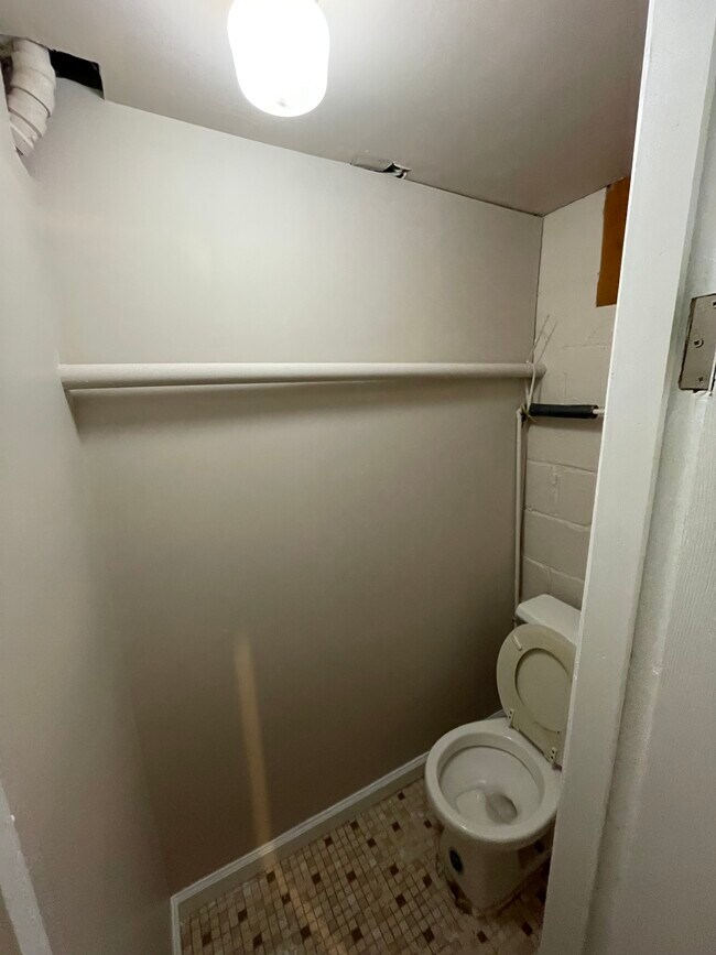 Building Photo - 906 Pine Heights Ave