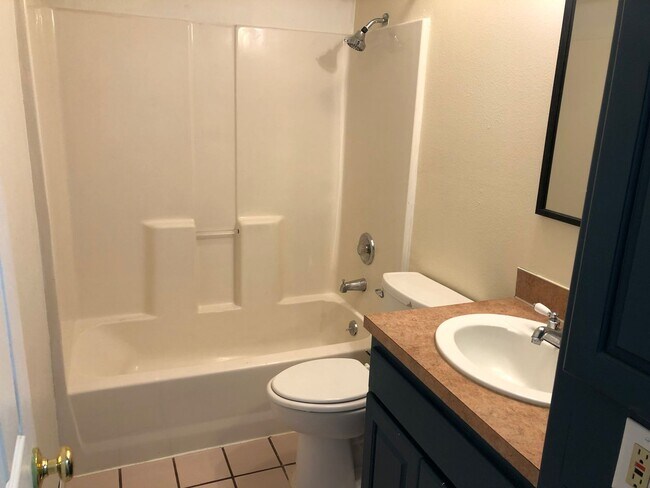 Building Photo - 3 bedroom 1 bath house in Eugene!
