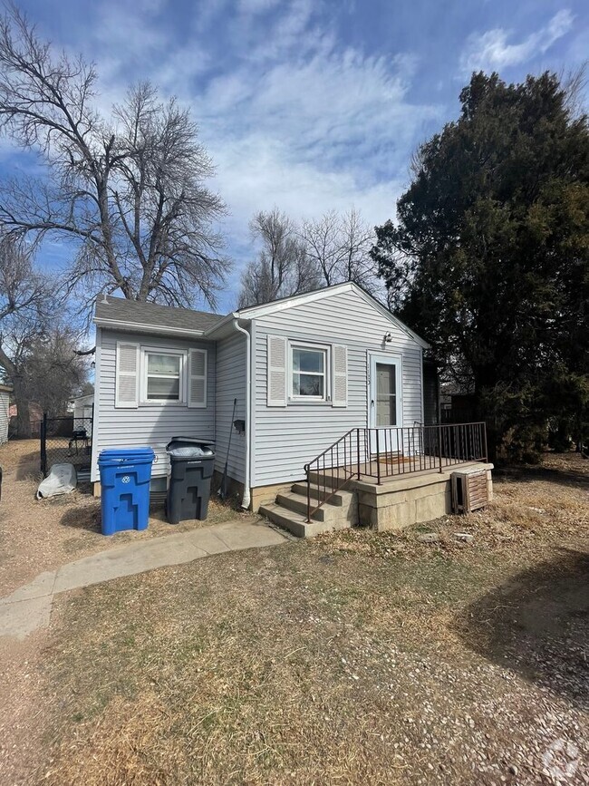 Building Photo - STUDENTS WELCOME! Cute 3-Bed / 1-Bath Bung...