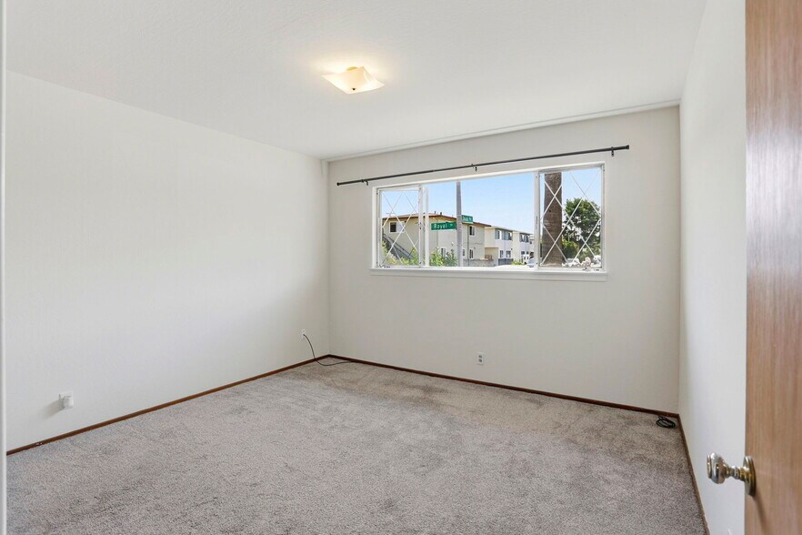 Building Photo - 2105 Royal Dr