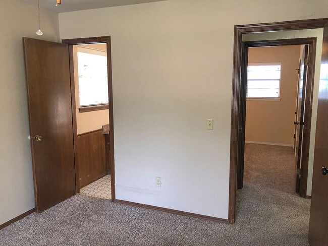 Building Photo - Great Location! Central Edmond!