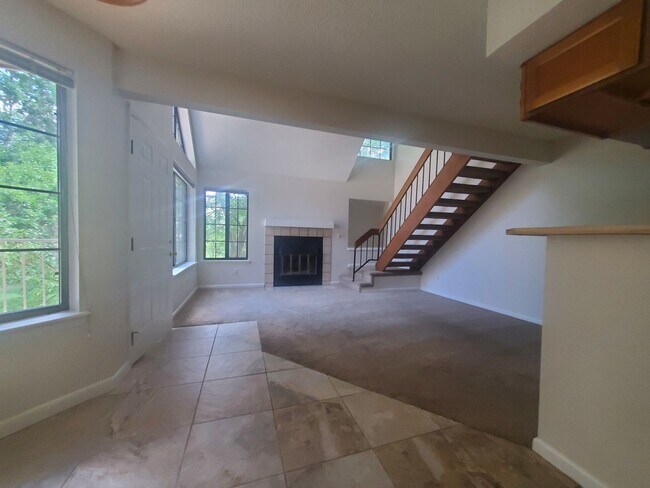 Building Photo - 2B / 2B Condo with Loft and Garage Availab...