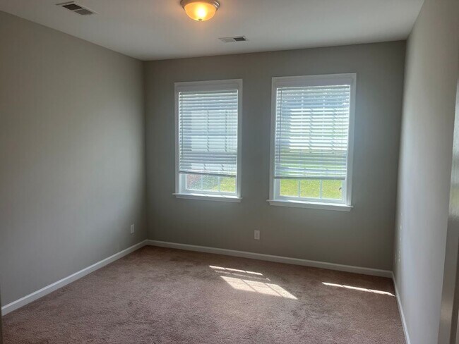 Building Photo - Available now. Beautiful 4BR/3BA home avai...