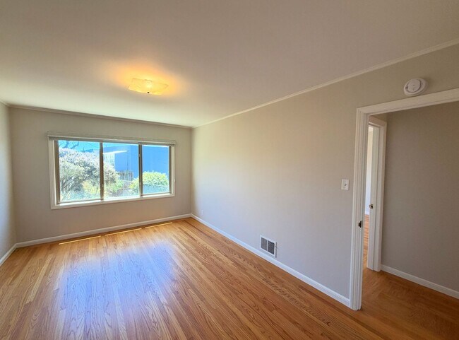 Building Photo - UPDATED HUGE SUNNY 2250sf 3BR+Den/1+2Half BA 2250sf Sunset/UCSF Home VIEWS AVAILABLE NOW