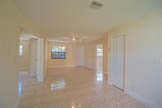 Building Photo - 5720 SW 26th St