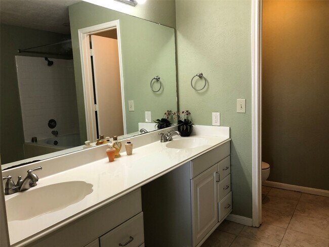 Building Photo - 18006 Golden Ridge Dr