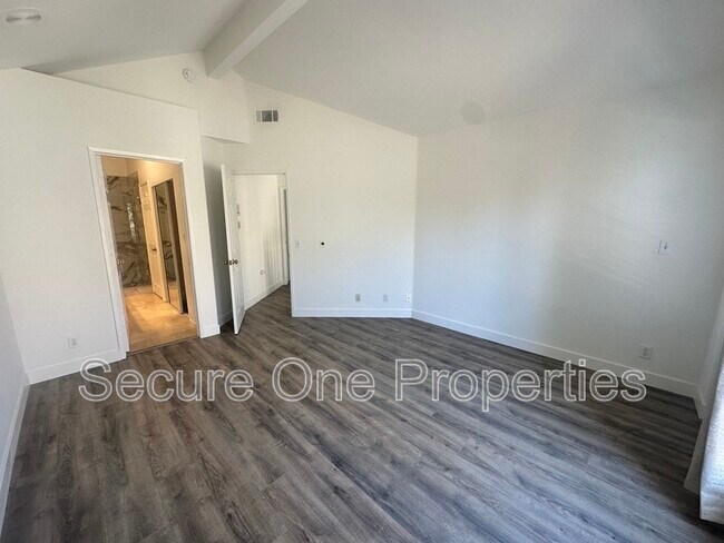 Building Photo - 674 Warwick Ave