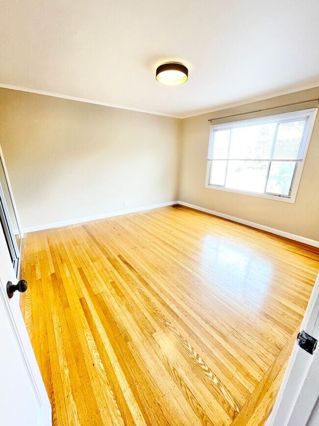 Building Photo - Beautiful 3 Bed / 2 Bath Sunset/Parkside Home!