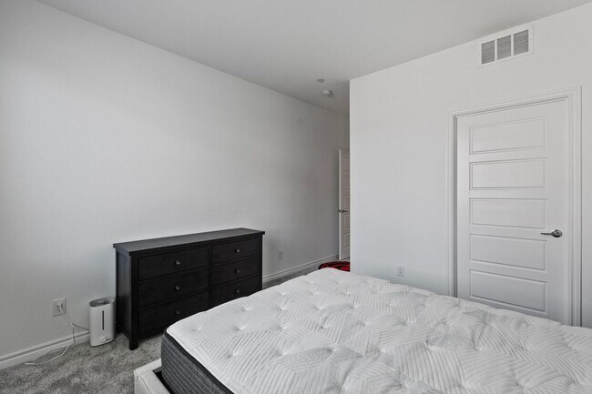 Building Photo - Desirable Inspirada Next-Gen Home! 4 Bedro...