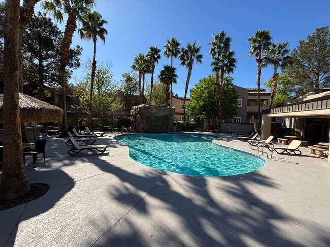 Building Photo - Gorgeous 1Bed/1Bath Condo located in Spanish Palms guard gated community!