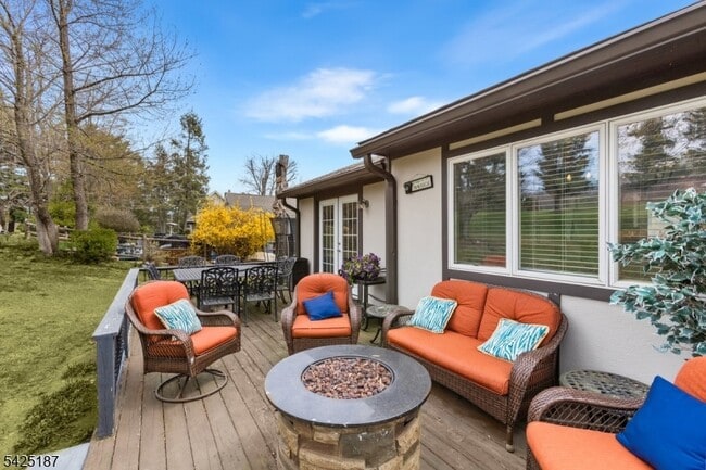 Building Photo - 487 W Shore Trail