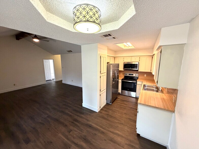 Building Photo - 800 Nicole Dr