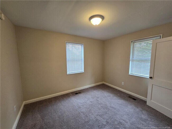 Building Photo - 479 McBain Dr