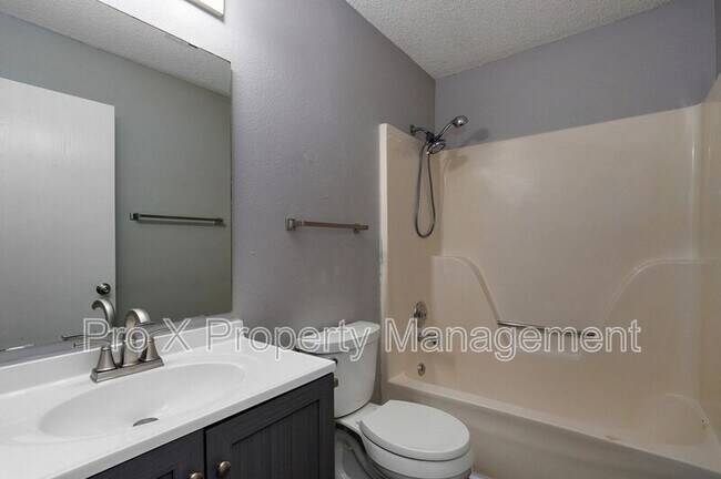 Building Photo - 1050 W Elm St