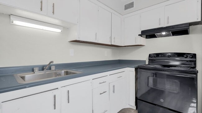 Building Photo - 2405 Belcher Dr