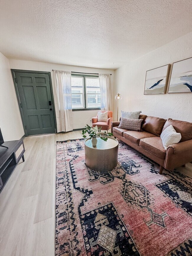 Building Photo - Newly remodeled three bedroom apartment