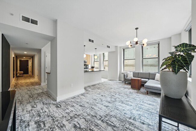 Building Photo - Upgraded Downtown Condo