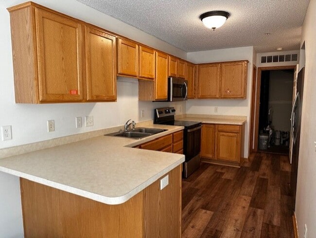 Building Photo - Light-Bright Corner Unit Townhome with Private Courtyard Available 7/1/26!