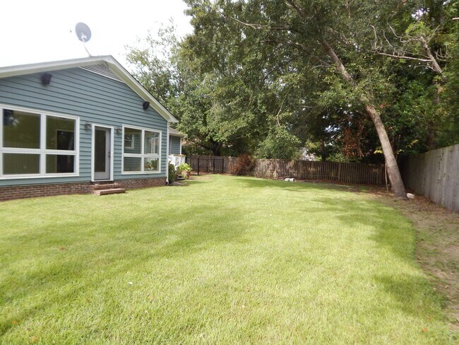Building Photo - Spacious home in Pine Valley.