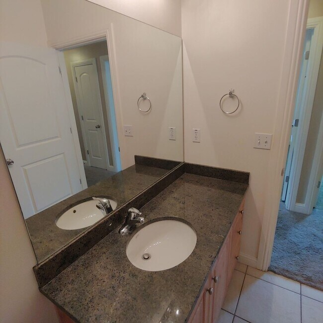 Building Photo - Nice main floor 3 BR 2 BTH Condo in awesome PG location