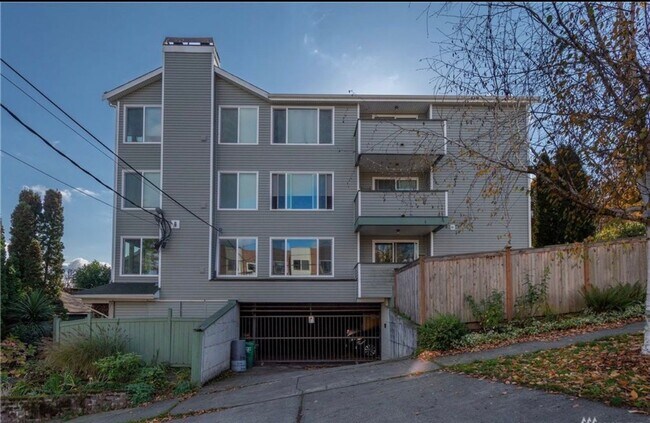 Building Photo - Updated, light flooded corner 1 bedroom 1 bath condo in Madison Valley