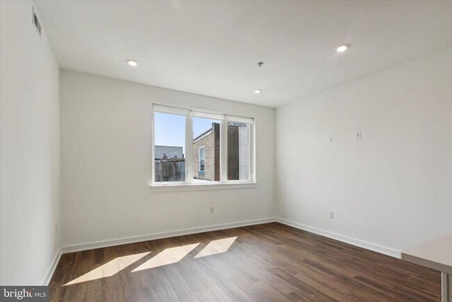 Building Photo - 2421 N Mascher St