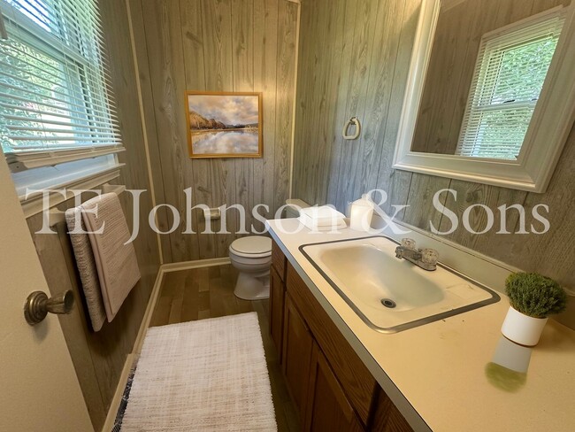 Building Photo - 3 Bed Home Situated near Hwy. 311 & Local Golf Course