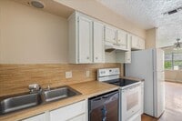 Building Photo - 906 N LBJ Dr