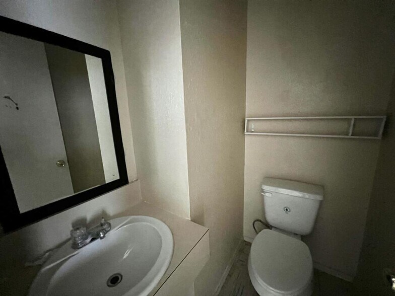Building Photo - 712 E Sugarcane Dr