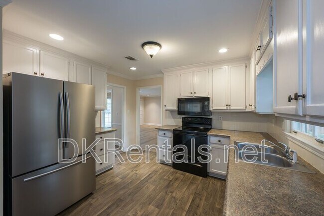 Building Photo - 225 Pebble Trail