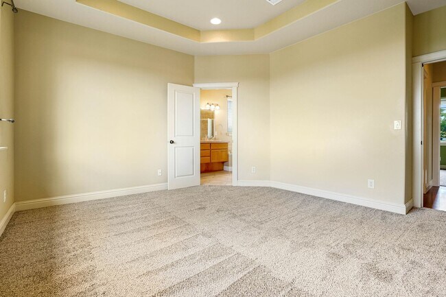 Building Photo - Spacious 4 bed, 3 bath home with sprawling...