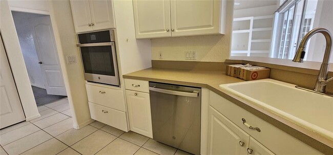 Building Photo - 1152 Deardon Dr