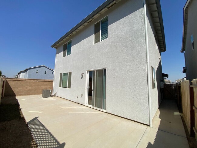 Building Photo - Corner lot Woodside Home in NW Visalia com...