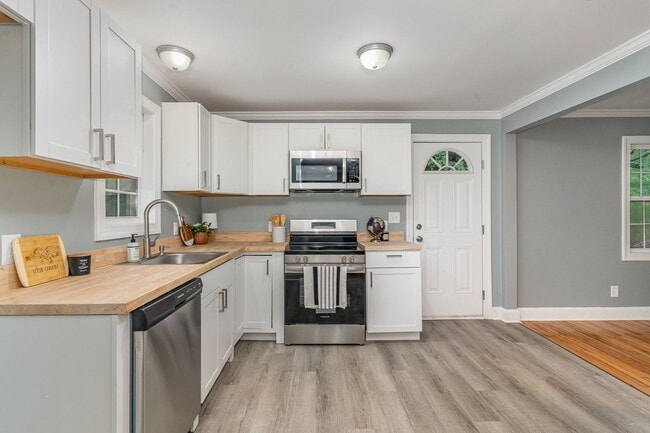 Building Photo - Beautifully Renovated 3-Bedroom Home in Fr...