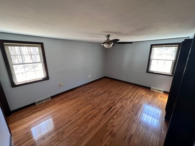 Building Photo - 33 Meadowbrook Dr