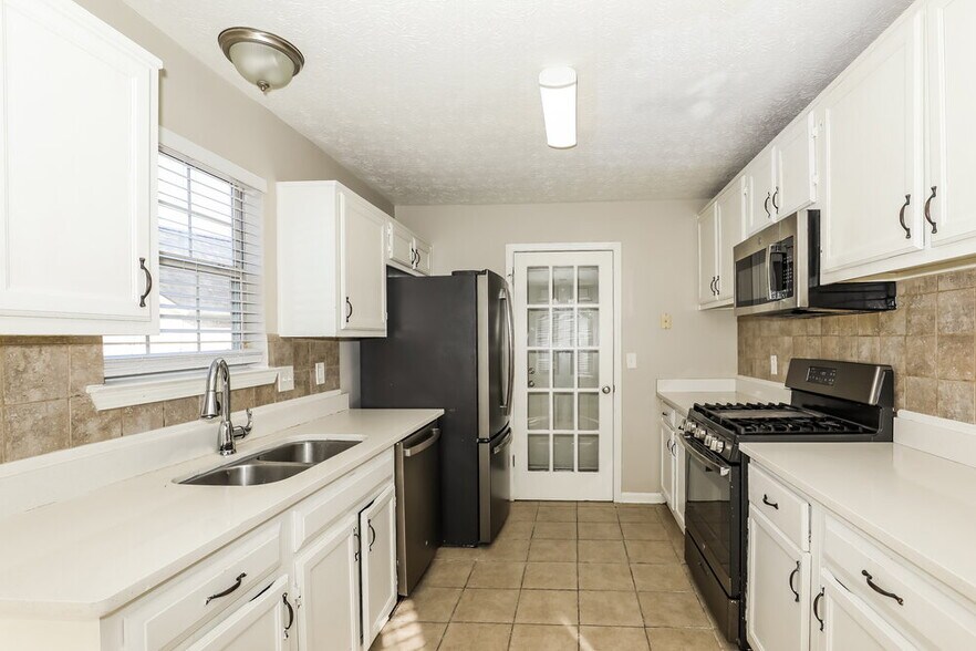 Building Photo - 939 Maple Leaf Ridge