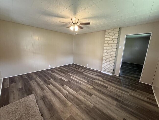 Building Photo - 1156 Eisenhower Dr