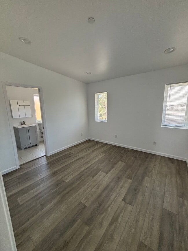 Building Photo - 3 bed 3 bath Home for Rent in San Diego WA...
