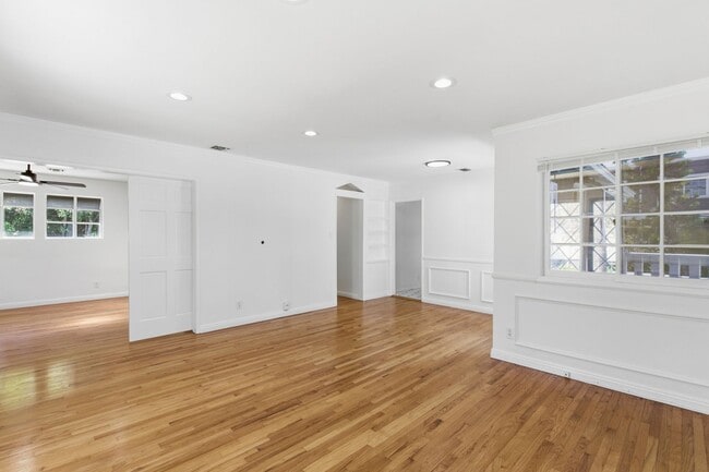 Building Photo - 12334 Moorpark St