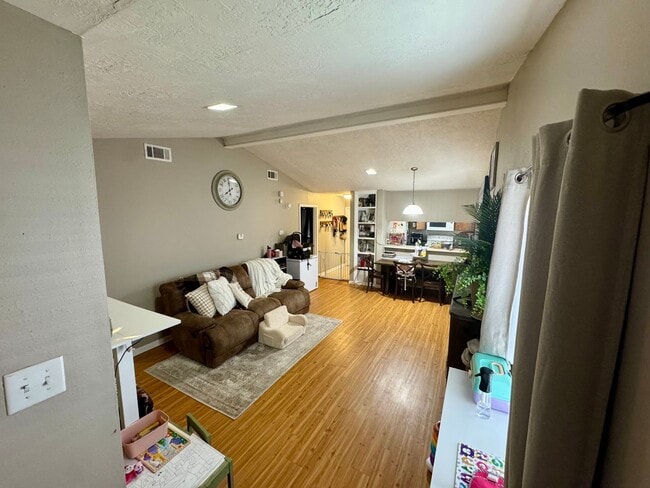 Building Photo - AUGUST PRE-LEASE!!!  3 Bedroom 2 Bathroom Duplex on Bus Route