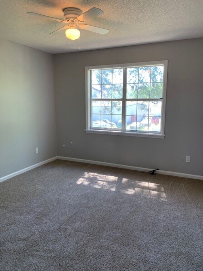 Building Photo - Remerton Townhome