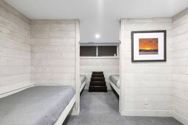 Building Photo - 9591 Hillside Dr